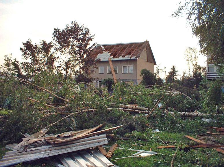 Rybářský dům po tornádu - červen 2004 